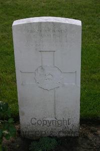 Dozinghem Military Cemetery - Smith, L